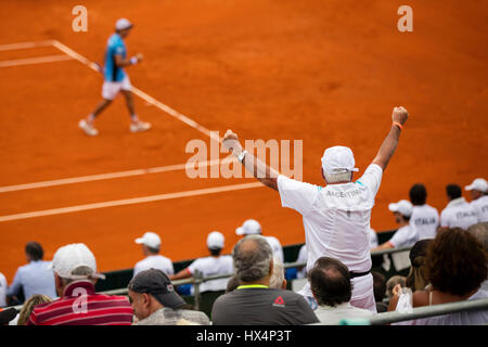 Ein Fan jubelt im Davis Cup Spiel zwischen Argentinien und Italien. Parque Sarmiento, Buenos Aires, Argentinien. Stockfoto