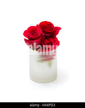 Cup und roten Rosen Blütenblätter isoliert auf weiss. Stockfoto