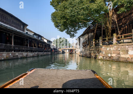 Reisen Sie in Wuzhen per Boot mit ersten Person Winkel. Wuzhen ist eine berühmte alte Wasserstadt in Zhejiang Provinz, China. Stockfoto