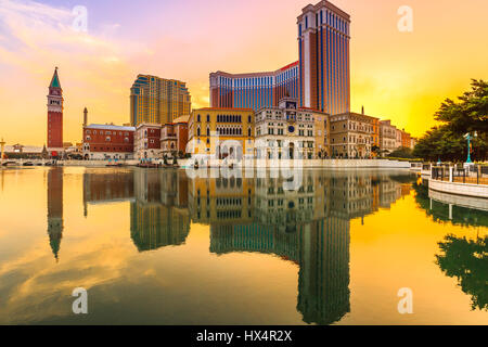 Macao, China - 9. Dezember 2016: Venetian Casino und Turm, Luxusboutiquen, Spiegelung auf dem künstlichen See bei Sonnenuntergang. Das Venetian Macao modelliert Stockfoto
