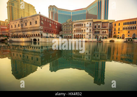 Macao, China - 9. Dezember 2016: Venetian Casino und Luxus-Mall spiegelt im See bei Sonnenuntergang in Cotai Strip. Das Venetian Macao ist nach dem Vorbild der Stockfoto