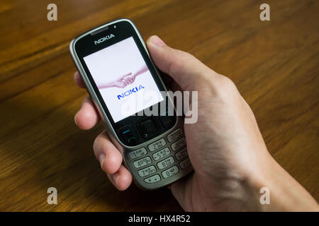 Bangkok, Thailand - 24. März 2017: Nokia Handy hielt in einer Hand zeigt seinen Bildschirm mit Nokia-Logo. Stockfoto