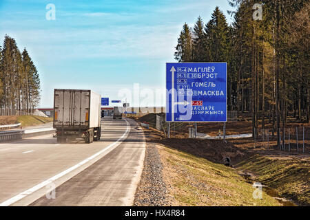 Belarus, Minsk - 23.03.2017: Verkehrszeichen, die Richtung der Verkehr auf der Ringstraße in Minsk Stockfoto