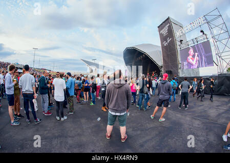 BARCELONA - 29 Mai: Menschen bei Primavera Sound Festival 2015 am 29. Mai 2015 in Barcelona, Spanien. Stockfoto