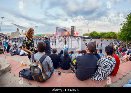 BARCELONA - 29 Mai: Menschen bei Primavera Sound Festival 2015 am 29. Mai 2015 in Barcelona, Spanien. Stockfoto