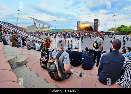 BARCELONA - 29 Mai: Menschen bei Primavera Sound Festival 2015 am 29. Mai 2015 in Barcelona, Spanien. Stockfoto