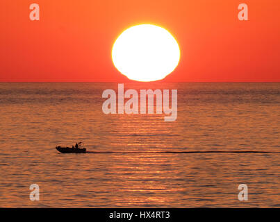 Ein kleines Fischerboot mit Sonnenuntergang über dem Mittelmeer in der Nähe von Paphos, Zypern, Südeuropa. Stockfoto