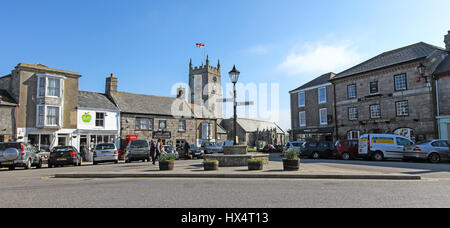 Der Marktplatz, Pfarrkirche und Geschäfte und Pubs in St. Just in Penwith, Cornwall, England, UK. Stockfoto