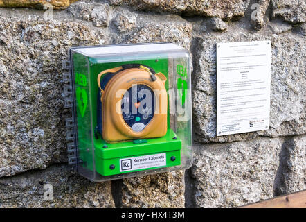 Defibrillator Notfall lebensrettende Gerät an einem öffentlichen Ort am später Wink Gaststätte oder Kneipe später Bucht, Cornwall, England UK Stockfoto