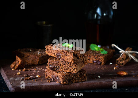 Schokoladen-Brownies auf Holzbrett Stockfoto