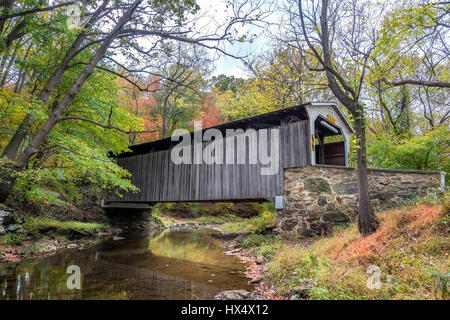 Glen Hope überdachte Brücke in Pennsylvania im Herbst Stockfoto