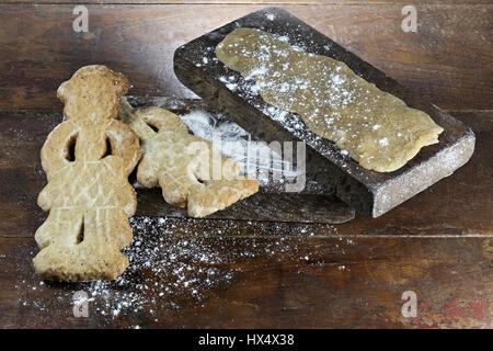 hausgemachten Spekulatius auf hölzernen Hintergrund Stockfoto