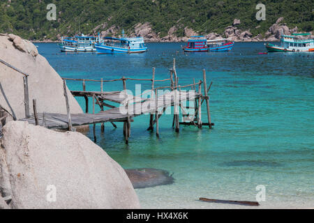 Holzbrücke auf Koh Nang Yuan Insel in Thailand neben Sumui Stockfoto