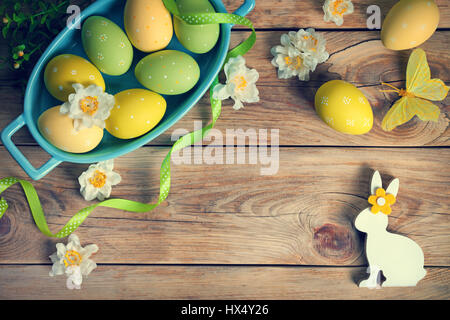 Ostern-Hintergrund mit Ostereiern. Ansicht von oben. Kopieren Sie Raum. Stockfoto