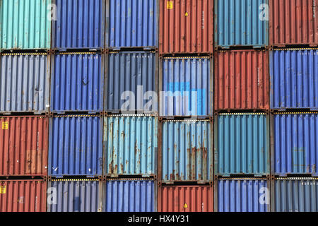 intermodalen Container gestapelt im Hafen Stockfoto