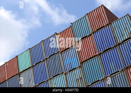 intermodalen Container gestapelt im Hafen Stockfoto