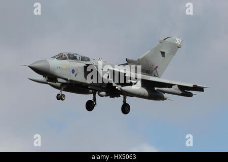RAF Tornado vom RAF Marham Flügel drehen auf Endanflug auf die Landebahn. Stockfoto