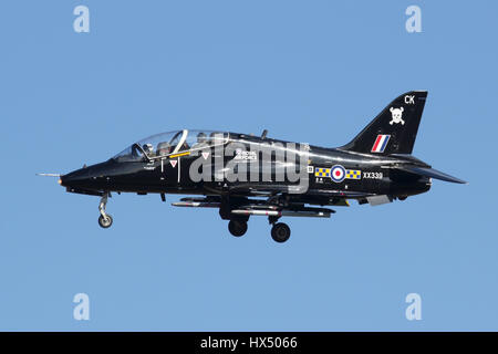 100 Squadron Hawk in die letzte Annäherung an RAF Marham. Beachten Sie, dass die Einheiten Totenkopf Insignia. Stockfoto