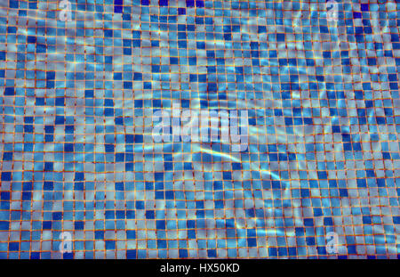 Der Boden des Pools und ein Spiel von Licht und Wasser. Stockfoto