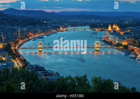 Szechenyi Brücke verbindet Buda mit Pest an der Donau gelegen ist. Stockfoto