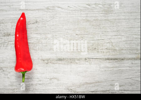 Eine Reife süße Paprika rot Kapia auf weißem Holz Hintergrund, viel Exemplar Stockfoto