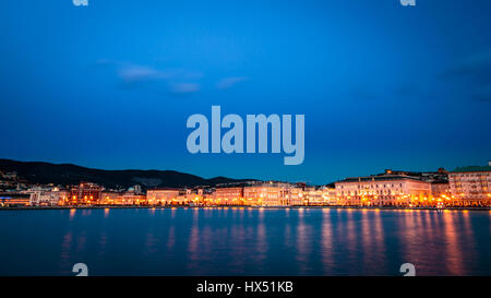 Die Lichter der Stadt Triest, Nachdenken über das Meer Stockfoto