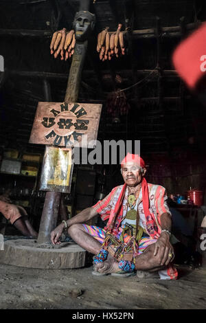 Porträt von Mateos Anin, einem älteren Gemeindebewohner, in seinem Haus im Dorf Fatumnasi, Süd-Zentral-Timor, Ost-Nusa Tenggara, Indonesien. Stockfoto