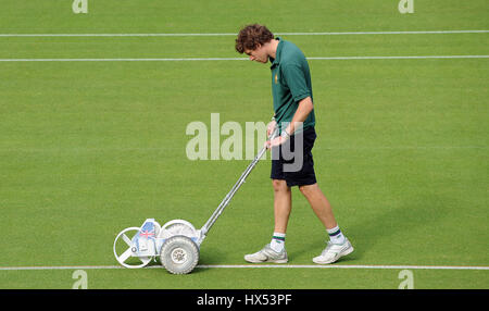 LINIE MALEN CENTER COURT DER WIMBLEDON WIMBLEDON CHAMPIONSHIPS 20 DER ALL ENGLAND TENNIS CLUB WIMBLEDON LONDON ENGLAND Stockfoto