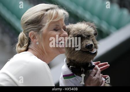 CAROL KIRKWOOD HACKER DIE DO BBC WETTER VORFÜHRER BBC WETTERMODERATORIN & CBBC P ALL ENGLAND TENNIS CLUB WIMBLEDON LONDON Stockfoto