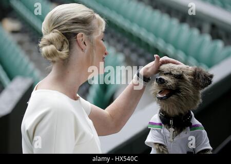 CAROL KIRKWOOD HACKER DIE DO BBC WETTER VORFÜHRER BBC WETTERMODERATORIN & CBBC P ALL ENGLAND TENNIS CLUB WIMBLEDON LONDON Stockfoto