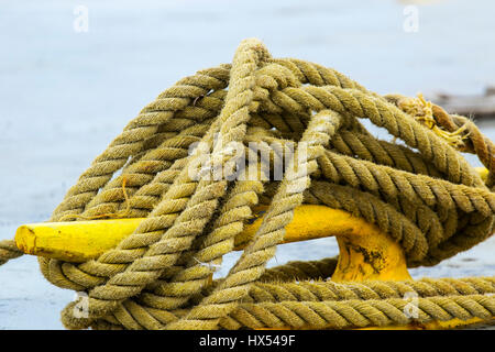 Klampe mit Seilen zu binden, ein Boot am Steg verwendet. Stockfoto