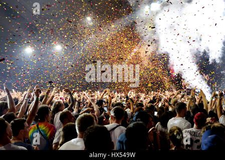 BARCELONA - 19 JUN: Menge in einem Konzert, beim werfen Konfetti von der Bühne auf Sonar Festival am 19. Juni 2015 in Barcelona, Spanien. Stockfoto