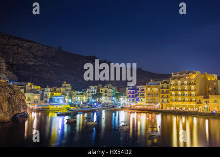 Xlendi, Gozo - schöne Luftaufnahme über die Bucht von Xlendi bei Nacht mit Restaurants und lebhafte Nachtleben auf der Insel Gozo Stockfoto