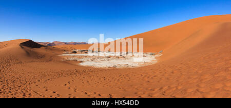 Salz und clay Pan in den Sanddünen der Namib Wüste. Stockfoto