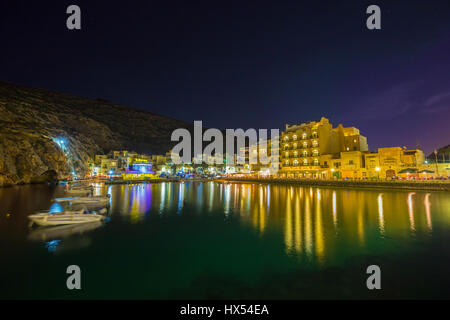 Xlendi, Gozo - schöne Luftaufnahme über die Bucht von Xlendi bei Nacht mit Restaurants, Boote und lebendiges Nachtleben auf der Insel Gozo Stockfoto