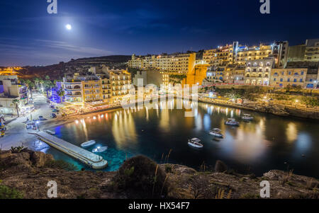 Xlendi, Gozo - Nacht Foto von Maltas schönsten Stadt am Mittelmeer mit geschäftigen Nachtleben, Restaurants, Hotels und Mond Licht auf der Insel Stockfoto