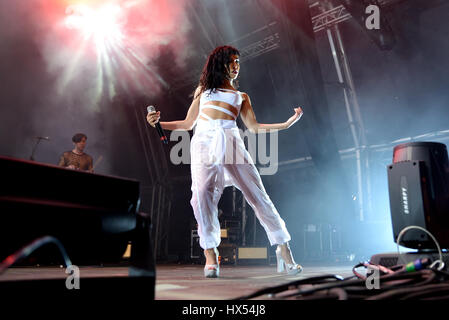 BARCELONA - 20 JUN: FKA Zweige (Band) in Konzert am Sonar Festival am 20. Juni 2015 in Barcelona, Spanien. Stockfoto