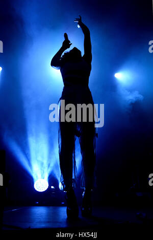BARCELONA - 20 JUN: FKA Zweige (Band) in Konzert am Sonar Festival am 20. Juni 2015 in Barcelona, Spanien. Stockfoto