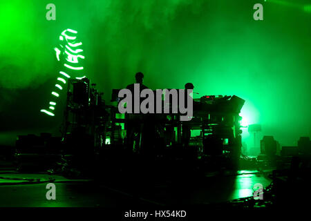 BARCELONA - 20 JUN: The Chemical Brothers (elektronische Tanz-Musik-Band) live-Musikauftritt beim Sonar Festival am 20. Juni 2015 in Barcelona, Spanien. Stockfoto