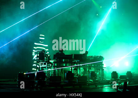 BARCELONA - 20 JUN: The Chemical Brothers (elektronische Tanz-Musik-Band) live-Musikauftritt beim Sonar Festival am 20. Juni 2015 in Barcelona, Spanien. Stockfoto