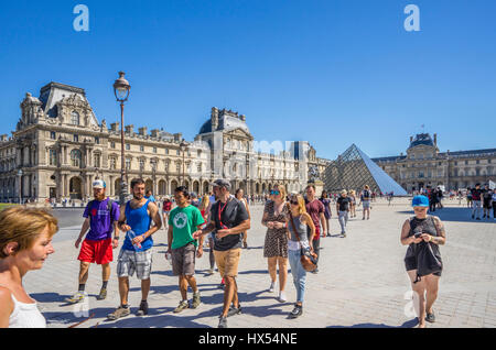 Frankreich, Paris, Louvre-Palast, Blick auf Napoleon Innenhof mit der Louvre-Pyramide Stockfoto