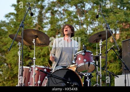 BARCELONA - 3 JUL: Der Schlagzeuger der Grupo de führt Expertos Solynieve (Band) im Konzert beim Vida Festival am 3. Juli 2015 in Barcelona, Spanien. Stockfoto