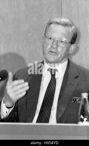 Rt Hon. Tom King, Secretary Of State for Defence und konservative Partei Parlamentsmitglied für Bridgwater, besucht eine Party Pressekonferenz in London, England am 9. September 1991. Stockfoto