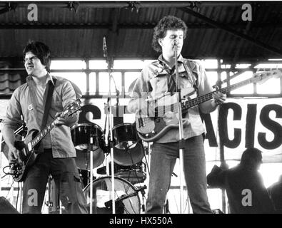 Durchführen Sie Danny Kustow (links) und Tom Robinson, der britischen Rockgruppe The Tom Robinson Band live auf der Bühne auf dem Rock Against Racism Festival in London, England am 30. April 1978. Stockfoto