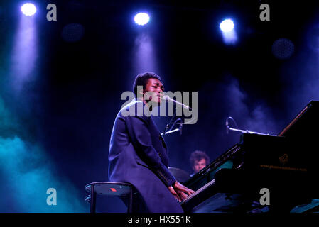 BARCELONA - 3 JUL: Benjamin Clementine (Sänger und Pianist) führt auf Vida Festival am 3. Juli 2015 in Barcelona, Spanien. Stockfoto