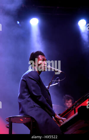 BARCELONA - 3 JUL: Benjamin Clementine (Sänger und Pianist) führt auf Vida Festival am 3. Juli 2015 in Barcelona, Spanien. Stockfoto