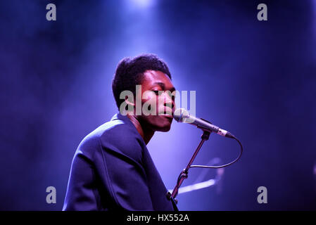 BARCELONA - 3 JUL: Benjamin Clementine (Sänger und Pianist) führt auf Vida Festival am 3. Juli 2015 in Barcelona, Spanien. Stockfoto