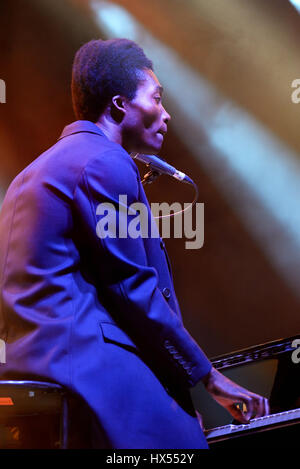 BARCELONA - 3 JUL: Benjamin Clementine (Sänger und Pianist) führt auf Vida Festival am 3. Juli 2015 in Barcelona, Spanien. Stockfoto