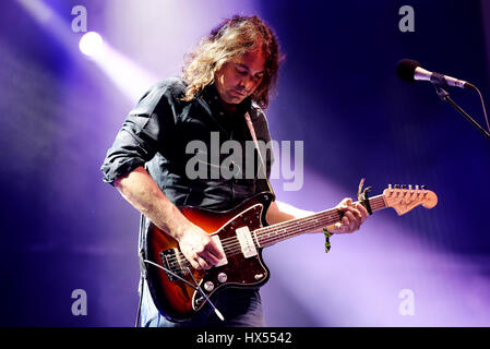 BARCELONA - JUL 3: The War on Drugs (Band) in Konzert im Vida-Festival am 3. Juli 2015 in Barcelona, Spanien. Stockfoto