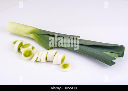 Zwiebeln Lauch auf weißem Hintergrund. Studio Photo Stockfoto